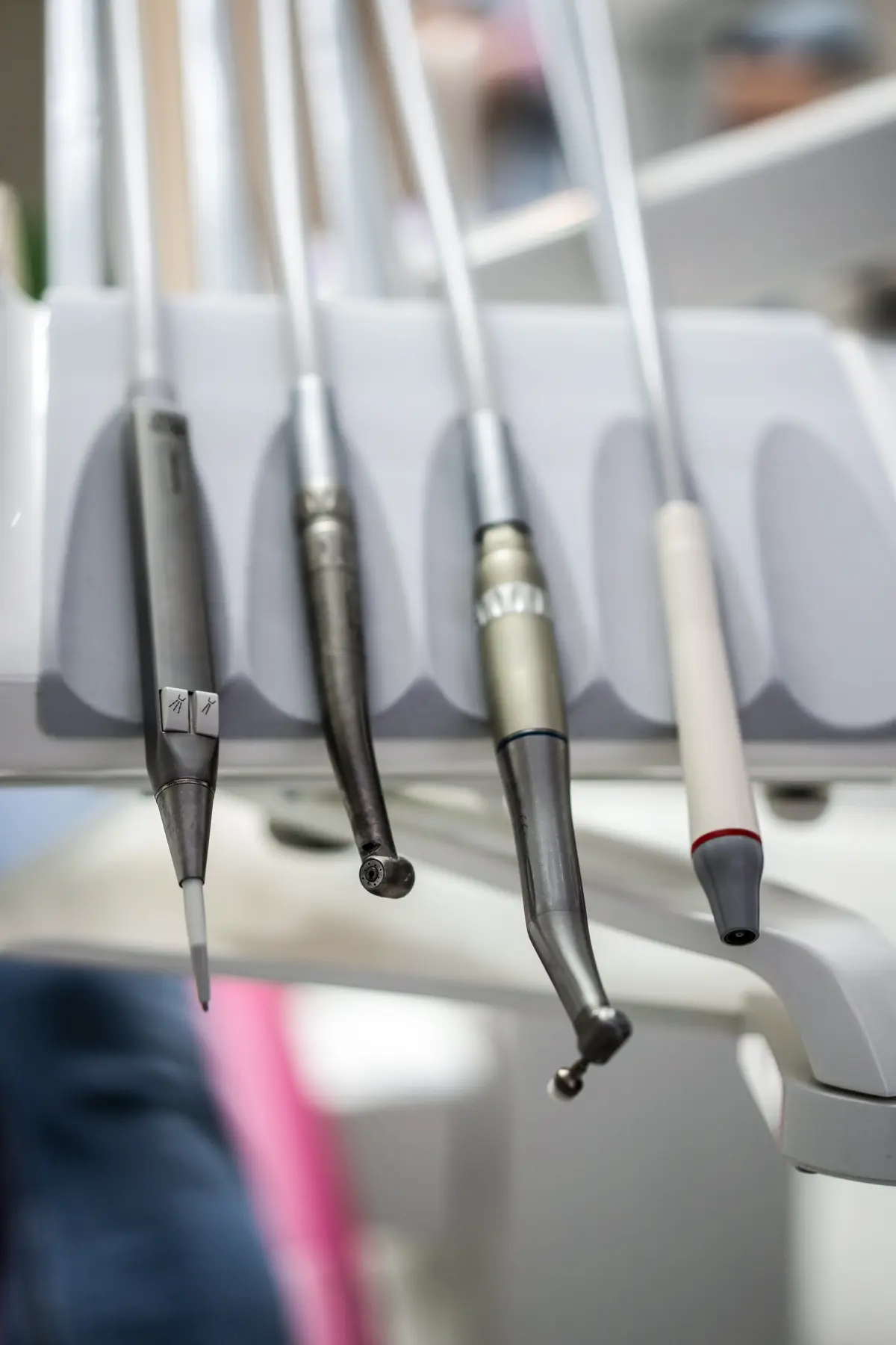 El instrumental del equipo dental colocado en su soporte