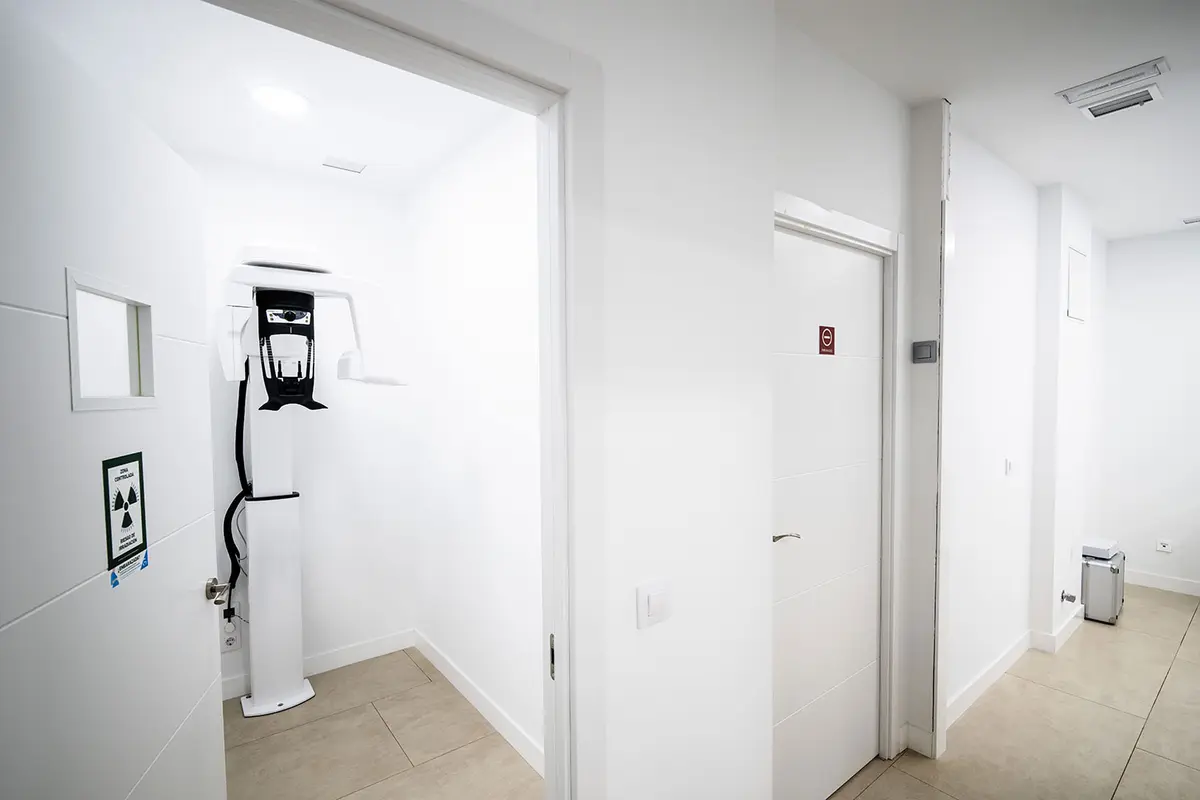 El pasillo de una clínica, con las puertas de los gabinetes